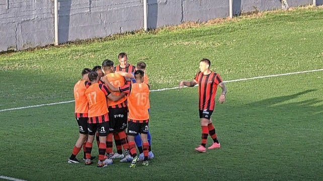Los jugadores de Patronato festejan el tercer gol ante Los Andes.