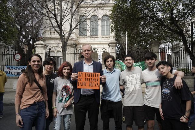 Abrazo solidario a la escuela Guido y Spano: No al desalojo, piden los estudiantes