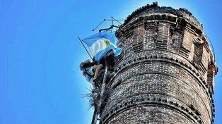 Oscar Fesser de 62 años subió 60 metros para plantar en lo más alto la bandera Argentina y es orgullo de sus vecinos.