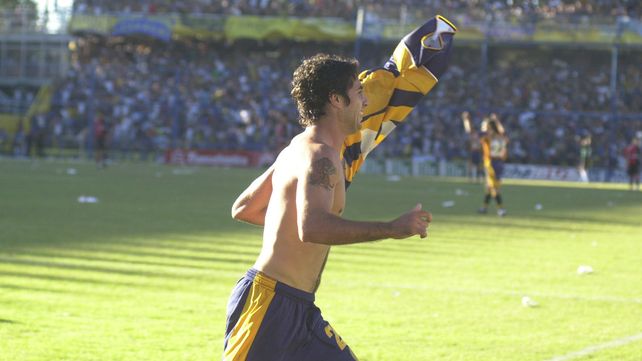 Messera revolea la camiseta de cara a los hinchas de Central tras haber convertido en el clásico de 2003.
