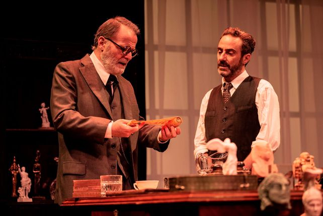 Luis Machín como Sigmund Freud y Javier Lorenzo como &nbsp;C.S. Lewis.
