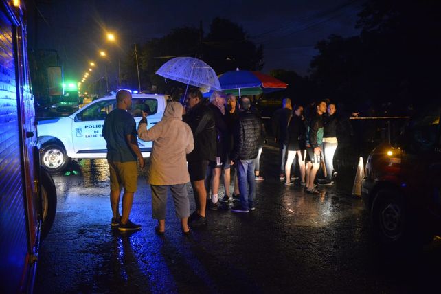 Buscan a la conductora del vehículo arrastrado por la corriente