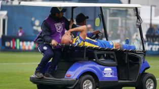 Carlos Quintana se retira lamentando del campo de juego de Gimnasia. El zaguero central quedó out por el resto del año.