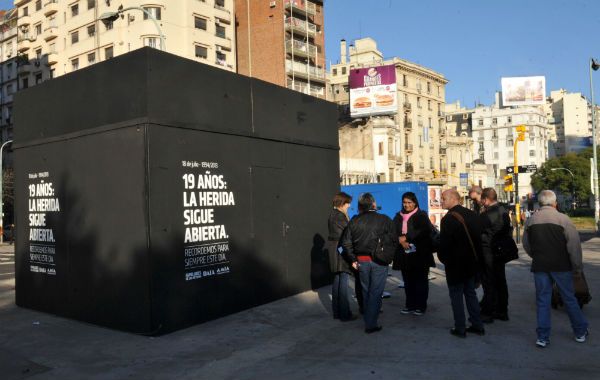 La AMIA instaló en la plaza Bernardo Houssay la llamada Cabina de la Memoria