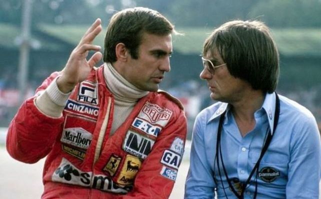 Carlos Reutemann diálogo con Bernie Ecclestone en la previa de una carrera de Fórmula Uno.&nbsp;