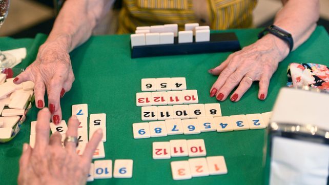 Los bares son el escenario donde un grupo de mujeres se reúne durante horas para jugar al burako.
