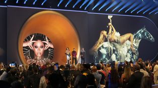 Beyonce recibe el premio al mejor álbum de música dance/electrónica por Renacimiento en la 65ª entrega anual de los premios Grammy el domingo 5 de febrero de 2023 en Los Ángeles. James Corden observa desde la derecha. (Foto AP/Chris Pizzello)