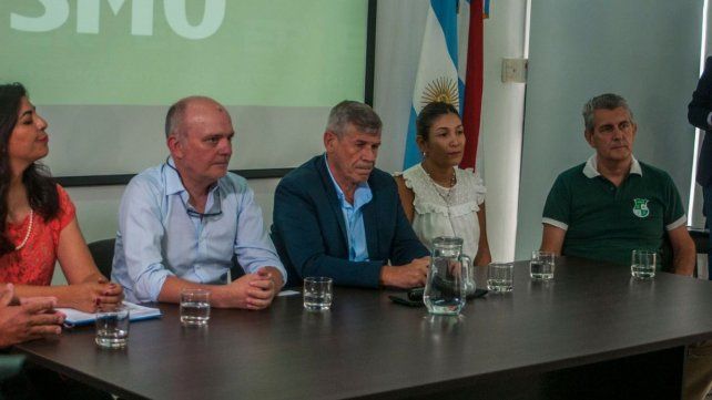 Fabián Reato junto a los organzarores de las Fiestas Populares de Entre Ríos
