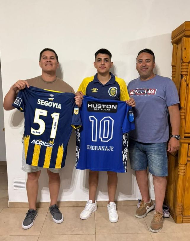 De Engranaje a Central. El presidente Cristian Fernández y el secretario Cristian Dening intercambiaron camisetas con Segovia.