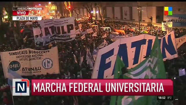 Masiva marcha federal universitaria en Plaza de Mayo y en distintos ...
