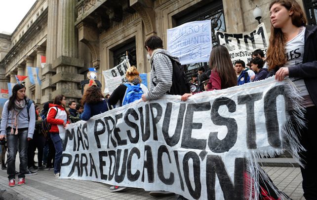 Unos 300 alumnos de escuelas provinciales y dependientes de la Universidad Nacional de Rosario (UNR) se movilizaron cerca del mediodía frente a las sedes de Gobierno del Rectorado y la Gobernación