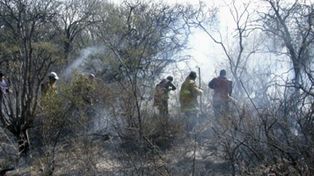 Contin&uacute;an los incendios en las sierras cordobesas pero mejora la situaci&oacute;n