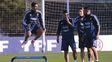 Buscando altura. Angel Di María salta y esperan Agüero, Biglia y Otamendi.