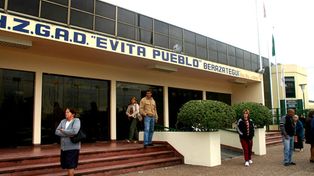 Mamá, quiero ir a la escuela para preguntarles por qué me pegaron, dijo la nena golpeda