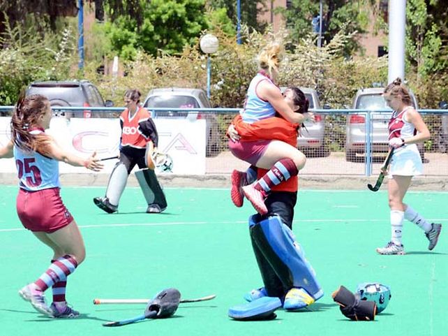 Algarabía. Dirce Yuli festeja encima de la arquera Ariela Tabia