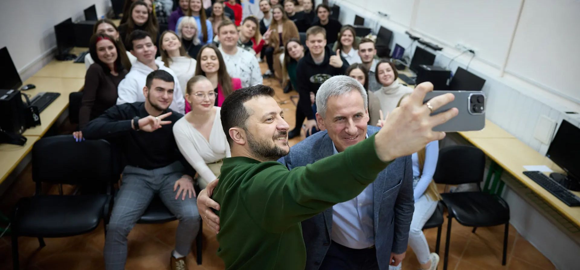 El presidente de Ucrania, Volodymyr Zelenskiy, se toma una selfie durante su visita a la Universidad Estatal de Sumy, Ucrania. Fotografía: APAImages/Rex/Shutterstock El presidente de Ucrania, Volodymyr Zelenskiy, se toma una selfie durante su visita a la Universidad Estatal de Sumy, Ucrania. Fotografía: APAImages/Rex/Shutterstock