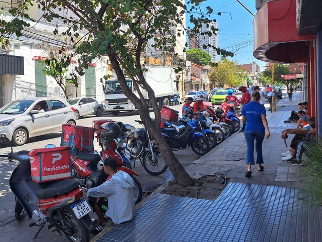 El auge del market delivery en la Recoleta provocó la reacción de vecinos de la zona: Hay una degradación urbana