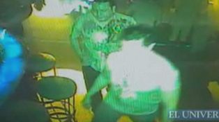 Un video muestra c&oacute;mo fue la agresi&oacute;n a Caba&ntilde;as en el ba&ntilde;o de un bar mexicano