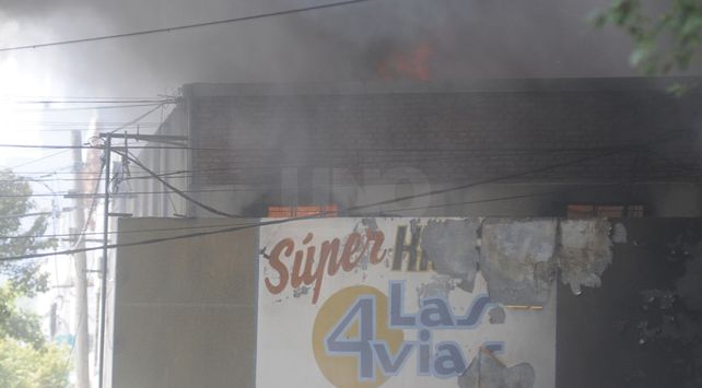 Tres horas de tensión por un gran incendio en barrio Fomento 9 de Julio