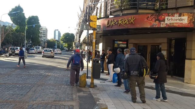 Hay largas colas en los bancos para cobrar jubilaciones y AUH