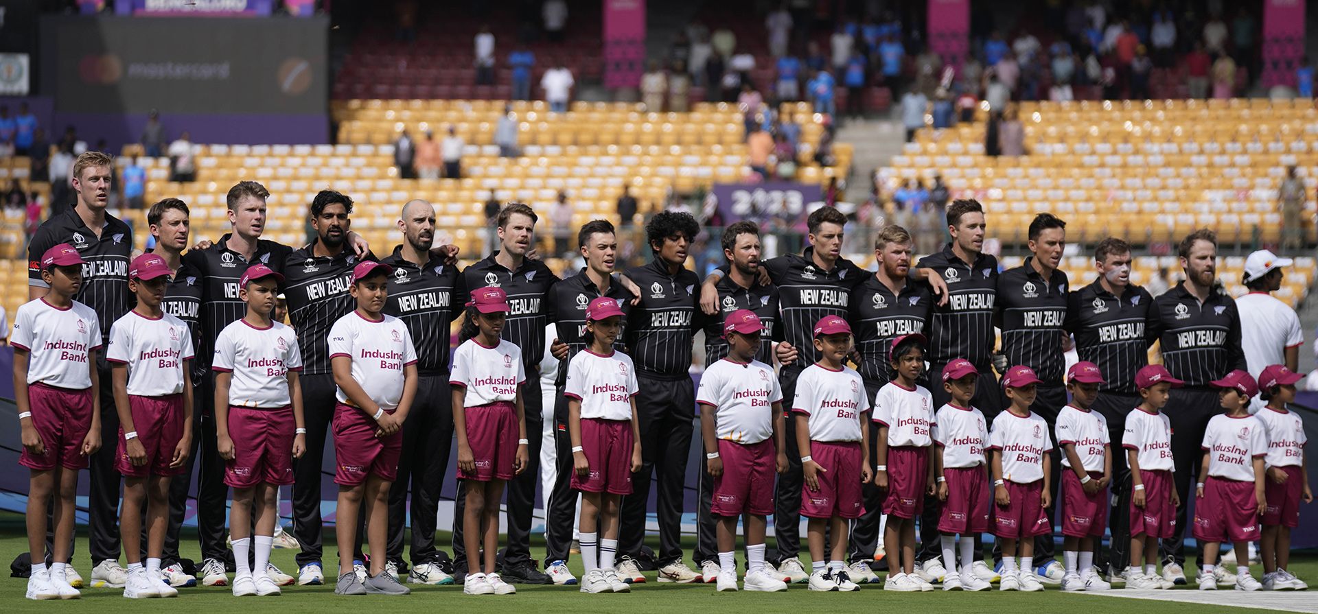 Los jugadores de Nueva Zelanda escuchan el himno nacional de su país al comienzo del partido de la Copa Mundial de Críquet Masculina ICC entre Nueva Zelanda y Sri Lanka en Bengaluru, India, el jueves 9 de noviembre de 2023. (Foto AP/Aijaz Rahi) Los jugadores de Nueva Zelanda escuchan el himno nacional de su país al comienzo del partido de la Copa Mundial de Críquet Masculina ICC entre Nueva Zelanda y Sri Lanka en Bengaluru, India, el jueves 9 de noviembre de 2023. (Foto AP/Aijaz Rahi)