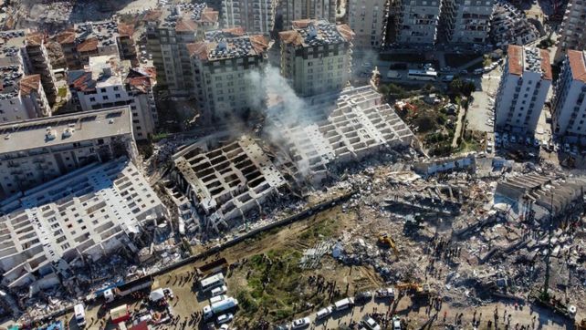 Suben a 25 mil los muertos en Turquía y aún encuentran a sobrevivientes
