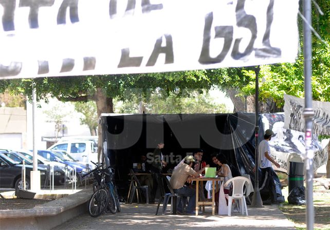 Protesta. La carpa de instaló el miércoles pasado y dicen que “se quedará por tiempo indeterminado” / Foto: Mauricio Centurión - Uno Santa Fe