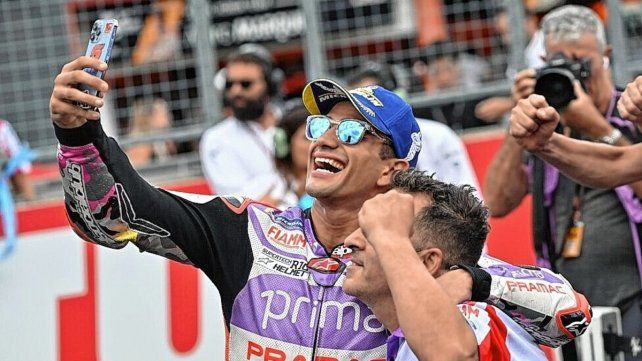 El piloto español celebró con su equipo la victoria de día sábado con la Ducati.