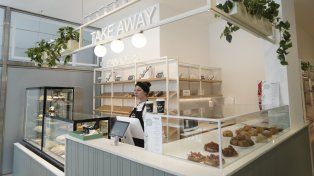 La cafetería de especialdad también ofrece tapeos y tragos para una propuesta más relajada a la tarde.