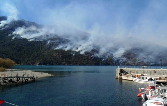 El operativo de defensa para sofocar el incendio registrado en el Parque Nacional Los Alerces abarca a todos los recursos disponibles en la Patagonia.