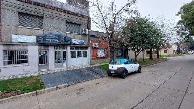 Tres delincuentes armados quisieron robar un comercio, golpearon a su dueño pero escaparon sin nada