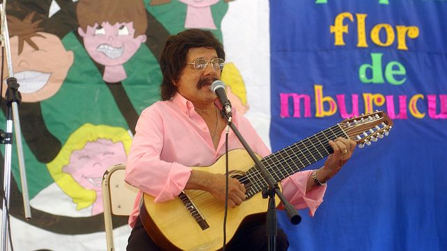 Ramón Ayala en una escuela del barrio Itaembé Miní