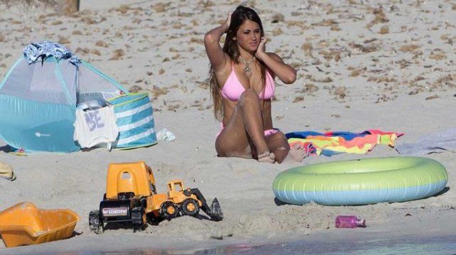 Las nuevas fotos de Antonella prenden fuego las playas del Mediterráneo
