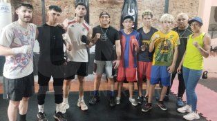 Fabricio Pistrilli (al medio, de gorra) junto con los boxeadores que formarán parte de la cartelera.&nbsp;