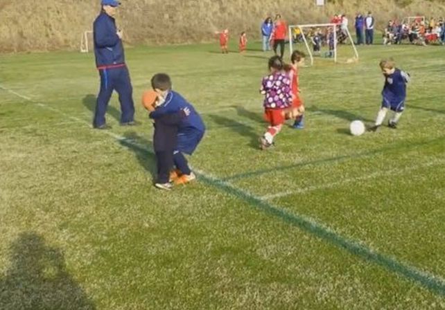 Pura ternura: en medio del partido de fútbol le da un abrazo al hermanito