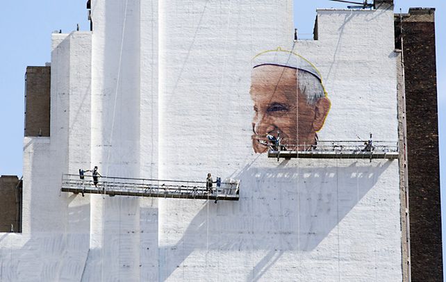La ciudad de Nueva York recibe al Papa con un gran mural de 55 metros pintado en la pared sur de un edificio que mira hacia el estadio Madison Square Garden