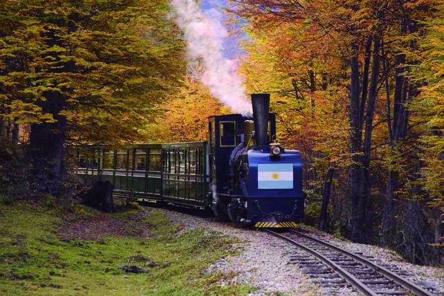 Entre bosques, montañas y ríos fueguinos, el Tren del Fin del Mundo ofrece uno de los paseos más tradicionales y pintorescos de Ushuaia.