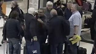 Imagen de la llegada de los viajeros a Bariloche, donde fueron recibidos por los directivos del Grupo Clarín.