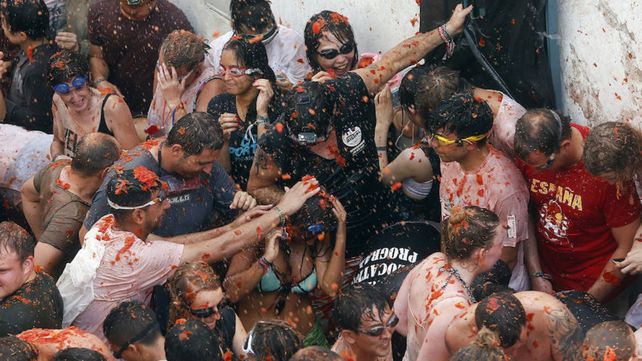 Tomatina, la batalla roja celebra su fiesta anual con un mensaje contra la homofobia