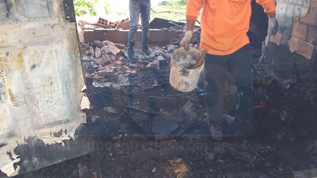 Vecinos ayudan a la familia que perdió todo en un incendio