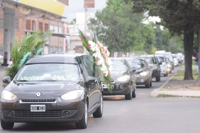 Una multitud acompañó el cortejo fúnebre en el último adiós a Serena