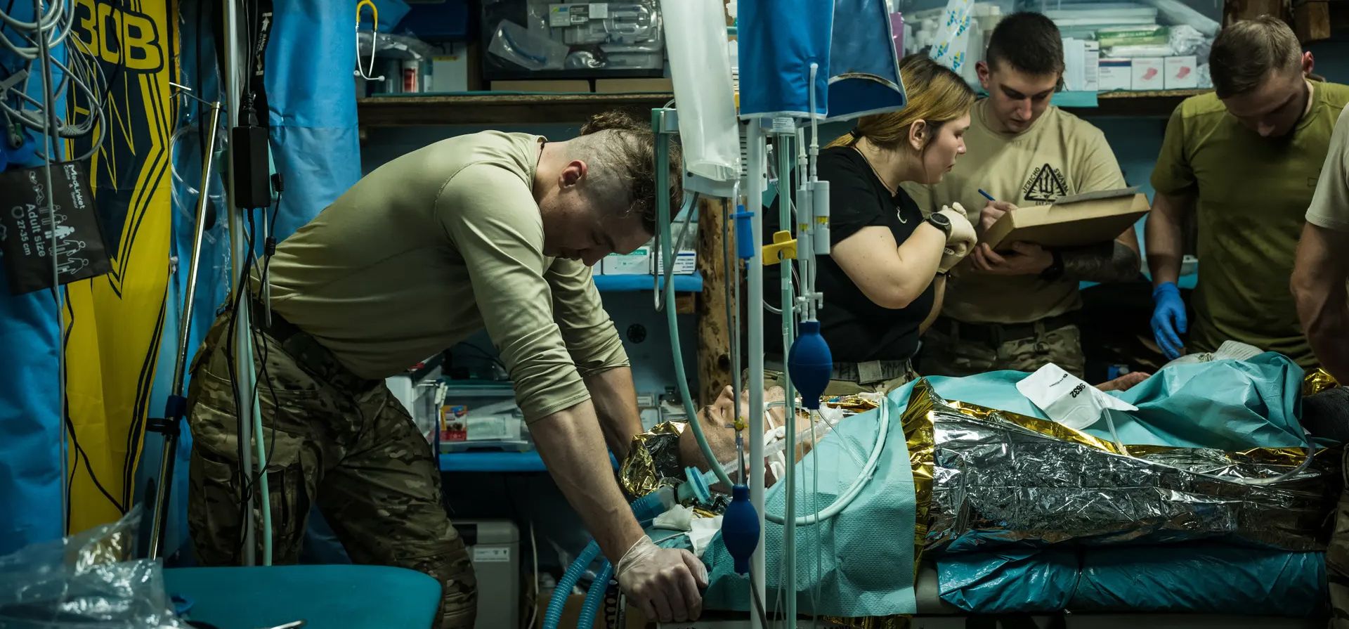 Médicos y médicos de la brigada Azov en una posición de estabilización mientras continúa la guerra entre Rusia y Ucrania,Lyman, Ucrania. Fotografía: Anadolu/Getty Images Médicos y médicos de la brigada Azov en una posición de estabilización mientras continúa la guerra entre Rusia y Ucrania,Lyman, Ucrania. Fotografía: Anadolu/Getty Images
