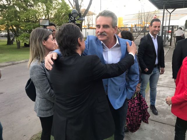 La ronda de los abrazos entre candidatos rompió el hielo en la previa del debate La ronda de los abrazos entre candidatos rompió el hielo en la previa del debate