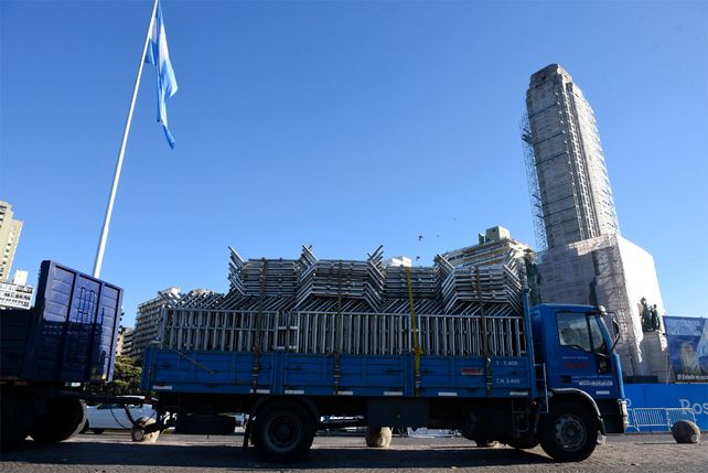 Vallas. El Monumento a la Bandera estará cercado mañana para el acto oficial.&nbsp;