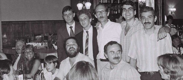 Un Lifschitz de bigotes junto a sus compañeros del PSP. En el extremo izquierdo, Guillermo Estévez Boero, y primero parado, Hermes Binner. 