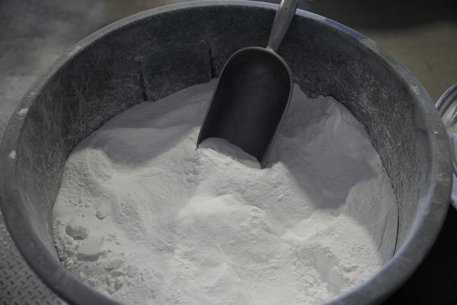 Balde con carbonato de litio procesado. 