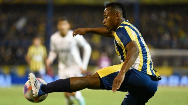 Jaminton Campaz fue uno de los puntos altos del equipo en la victoria sobre Independiente. El colombiano anotó su primer gol.