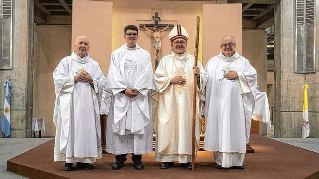 Ceremonia. Otto recibió por imposición de manos de monseñor Héctor Zordán