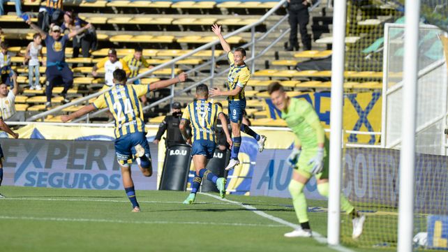 Marco Ruben celebra su gol, el primero de Central en el partido.