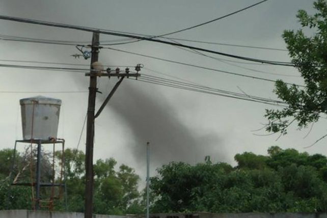 Con una térmica de 40 grados, se registró un tornado en San Lorenzo